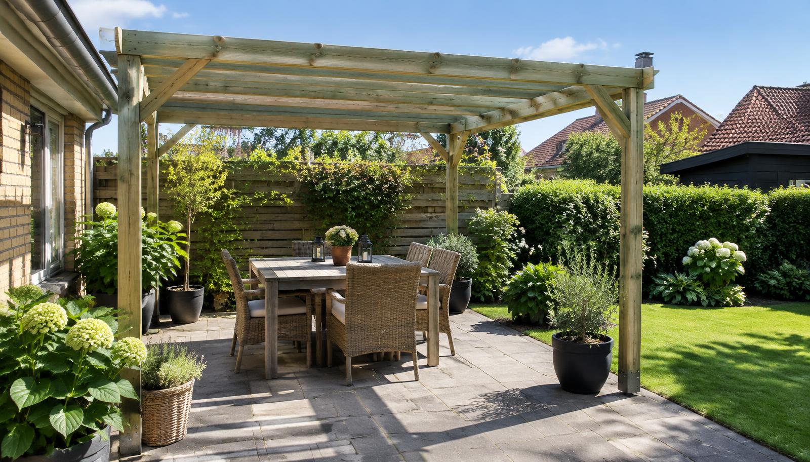Ny træpergola over fliseterrasse med siddegruppe i velholdt dansk have